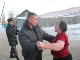 Задержание активистки "Солидарности" в Забайкалье. Фото с сайта: pics.livejournal.com