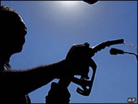 Человек и бензин. Фото AP (с)