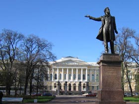 Памятник Пушкину у Русского музея в Санкт-Петербурге. Фото с сайта www.interwave.ru
