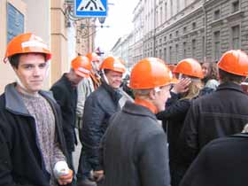 Пикет в касках, фото с сайта Каспаров.Ru