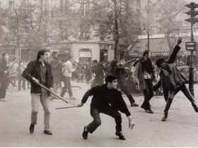 Студенты в Париже-1968. Взято с mobile.imedvedev.ru