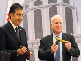 Михаил Саакашвили и Джон Маккейн. Фото с сайта www.fotoden.info