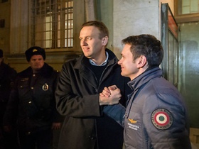 Навальный и Яшин выходят из ОВД. Фото Ильи Варламова zyalt.livejournal.com/649960.html