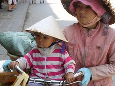 Вьетнамка с ребенком. Фрагмент фото с сайта turbina.ru