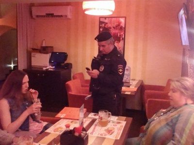 Полиция в кафе пытается вернуть Екатерину Мальдон в ОВД. Фото: facebook.com