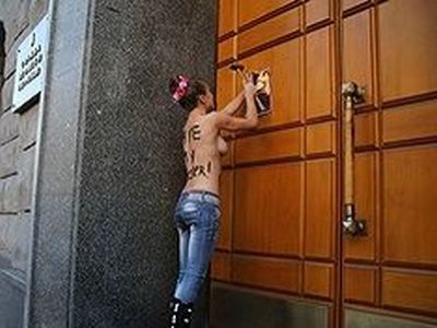 Femen-СБУ. Фото: пресс-служба Femen