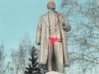 Ленин в красных труселях. Фото: kprfnsk.ru