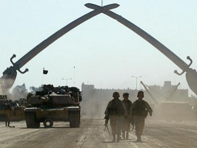 Ирак, 2003 г., войска коалиции у арки-памятника битве при Кадисии. Фото: fototelegraf.ru Ирак, 2003 г., войска коалиции у арки-памятника битве при Кадисии. Фото: fototelegraf.ru