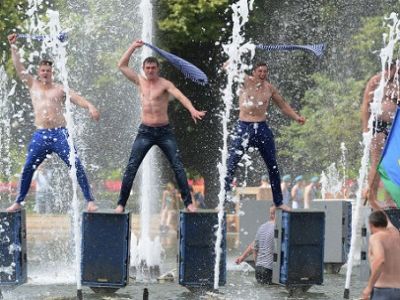 ВДВ-шники в фонтане. Фото: bolshoyvopros.ru ВДВ-шники в фонтане. Фото: bolshoyvopros.ru