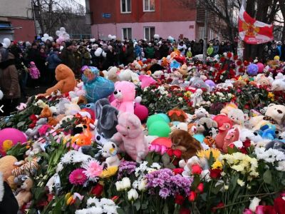 Кемерово, народный мемориал памяти жертв пожара в "Зимней вишне", 27.3.18. Источник - a42.ru