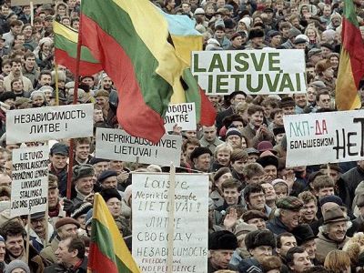 Демонстрация за независимость Литвы, 1990. Фото: Victor Yurchenko / AP Демонстрация за независимость Литвы, 1990. Фото: Victor Yurchenko / AP