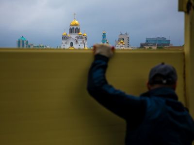 Демонтаж забора в сквере у Драмтеатра в Екатеринбурге. Фото: Наталья Чернохатова, momenty.org