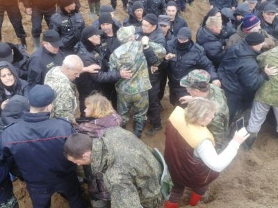 ЧОП и сотрудники МВД против экоактивистов, станция Шиес, 26.5.19. Фото: t.me/Probujdenie