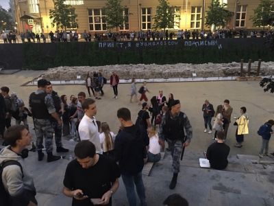 Движение "Лев против" и ОМОН в общественном пространстве "Яма", Москва, 14.6.19. Фото: pikabu.ru