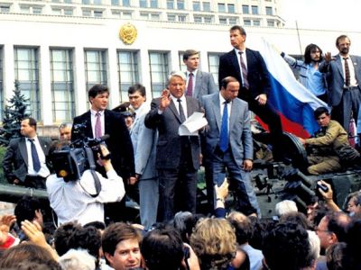 Выступление Б.Н.Ельцина у "Белого дома" в ходе августовского путча, 19.8.91. Фото: rusidea.org
