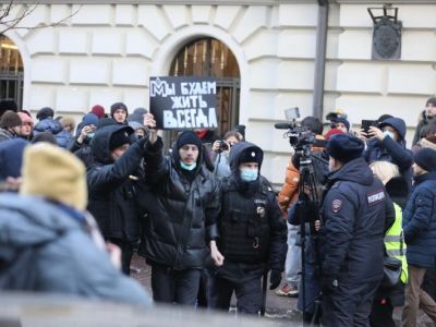 Мужчина с плакатом в поддержку "Мемориала" с надписью "Мы будем жить всегда" у здания Верховного суда. Фото: Давид Френкель / Медиазона