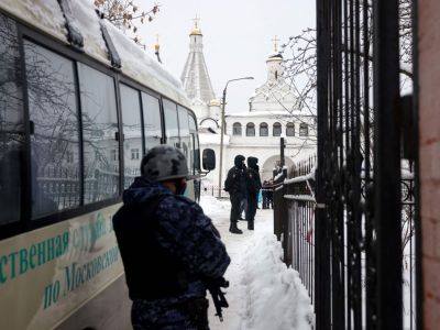 Полицейские напротив Введенского Владычного женского монастыря в Серпухове. Фото: Dimitar Dilkoff / AFP