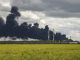 Дым над нефтеперерабатывающим заводом в Лисичанске после обстрела. Фото: Aris Messinis / AFP