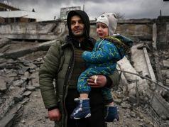 Мирные жителе на развалинах домов Фото: Ilta-Sanomat