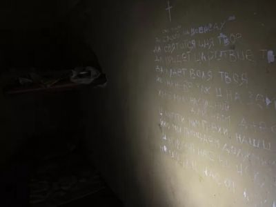 Молитва на стене камеры в Балаклее. Фото: Anadolu Agency