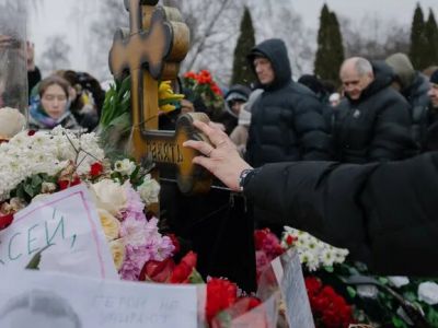 Могила Алексея Навального в день годовщины его гибели. Фото: Берег